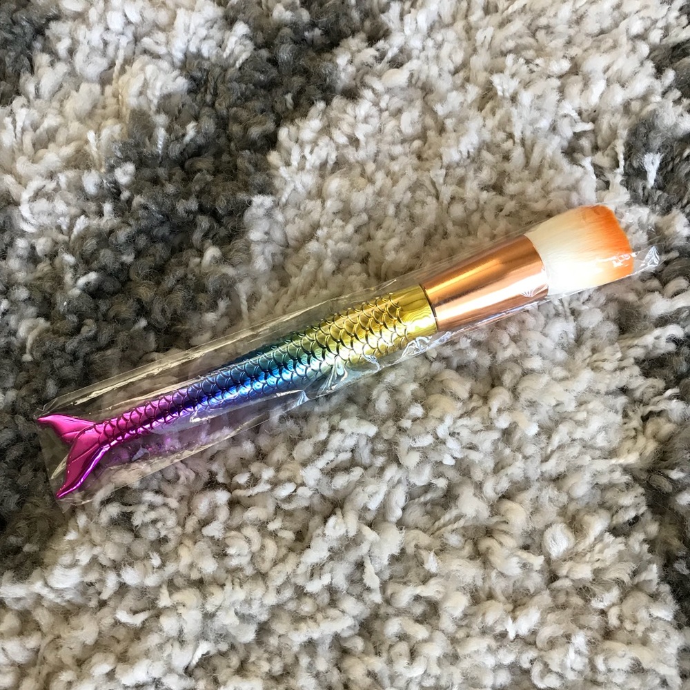 NWT Foundation Brush 🧜♀️ - Picture 3 of 4